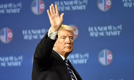 Tổng thống Mỹ - Donald Trump vẫy tay chào kết thúc họp báo sau hội nghị thượng đỉnh Mỹ - Triều tại Hà Nội ngày 28/2. Ảnh: Giang Huy