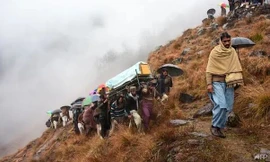 Người Pakistan khiêng quan tài của một dân thường thiệt mạng do các vụ giao tranh giữa Ấn Độ và Pakistan tại khu vực tranh chấp Kashmir (Ảnh: AFP)