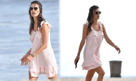 Alessandra Ambrosio diện đầm hồng mỏng manh ‘hờ hững’ vòng một không nội y
