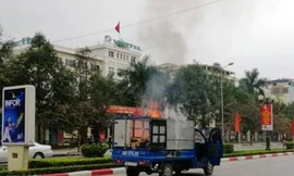 Ngọn lửa bùng lên khi nồi bánh chưng vẫn đang nấu dở trên chiếc xe tải