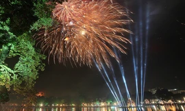 Bắn pháo hoa tầm cao tại Hồ Gươm. Ảnh: Ngọc Thành.