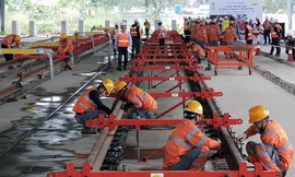 Các kỹ sư và công nhân lắp ray tại Depot Nhổn sáng 31/1. Ảnh: Võ Hải.