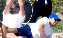 Tài tử ‘Titanic’ hóa ông chú bụng phệ, dùng mặt đỡ bóng chuyền