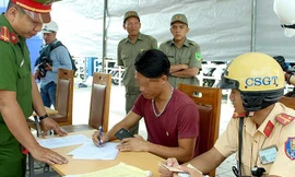 CSGT Cát Lái (Phòng PC08 Công an TP.HCM) phối hợp với Công an quận 2 kiểm tra ma túy đối với tài xế tại cảng Cát Lái. Ảnh: PLO