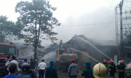 Cả trăm người hối hả khống chế đám cháy cực lớn gần Aeon Mall Long Biên