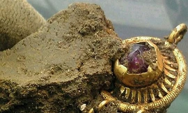 Phần vàng và đá quý còn lại của chiếc mũ từ thế kỉ 15