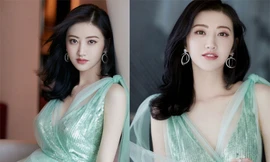 ‘Đệ nhất mỹ nữ Bắc Kinh’ Cảnh Điềm diện đầm xẻ sâu, lấp ló ngực đầy