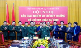 Bàn giao nhiệm vụ Chỉ huy trưởng Bộ CHQS tỉnh. Ảnh: BHT