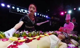 Bày tiệc sushi trên cơ thể mẫu nữ.