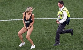 Kinsey Wolanski chạy loạn trên sân bóng giữa trận chung kết C1.