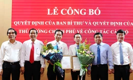 Lãnh đạo Bộ Kế hoạch và Đầu tư, Ban Tổ chức Trung ương chúc mừng đồng chí Lê Quang Mạnh và đồng chí Võ Thành Thống. Ảnh: Báo Chính phủ