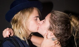 Cựu siêu mẫu nội y nước Anh đắm đuối ‘khoá môi’ người tình đồng giới 