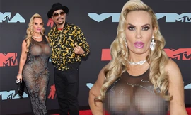 Sốc với bộ cánh mặc như không phô vòng một ‘siêu khủng’ của Coco Austin