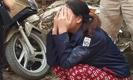 Người thân gào khóc tại hiện trường vụ cháy. Ảnh: HT
