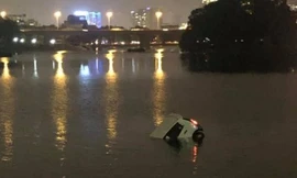 Ô tô bị mất lái, lao xuống giữa hồ Linh Đàm.