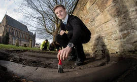 “Hot boy” khai quật báu vật ngàn năm trong nghĩa trang