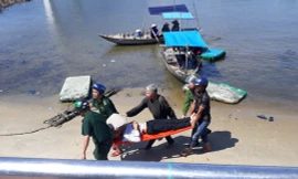 Nam thanh niên nhảy cầu được cứu kịp thời. Ảnh:NLĐ