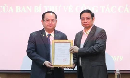 Ảnh: Ông Quản Minh Cường (trái) nhận quyết định làm Phó ban Tổ chức Trung ương từ ông Phạm Minh Chính. Ảnh: VNE