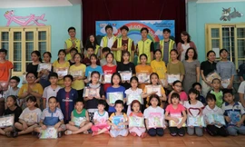 Tặng 60 suất quà cho trẻ em ở Nhà nuôi dưỡng trẻ hữu nghị Đống Đa.