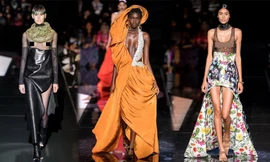 Người mẫu ‘mặc như không’ lộ trọn vẹn vòng một trên sàn diễn