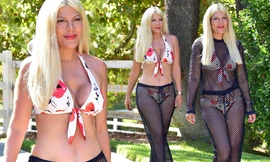 Ngực lõm dị dạng vì thẩm mỹ hỏng, Tori Spelling vẫn tự tin diện bikini