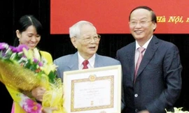 Nguyên Chủ tịch Hội đồng Lý luận Trung ương Nguyễn Đức Bình (ở giữa) đã từ trần.