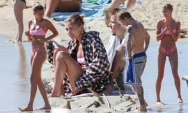 Hailey Baldwin diện bikini bé xíu cùng chồng vui đùa trên bãi biển