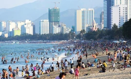 Khách sạn “cháy” phòng, giá vé máy bay tăng gấp đôi dịp nghỉ lễ