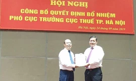 Ông Phi Vân Tuấn (phải) - Phó Tổng cục trưởng Tổng cục Thuế trao Quyết định bổ nhiệm ông Nguyễn Tiến Trường giữ chức Phó Cục trưởng Cục Thuế Hà Nội. Ảnh: Thời báo Tài chính