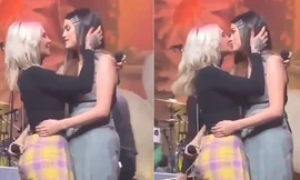 Selena Gomez gây sốc khi hết ‘khoá môi’ đồng giới, lại xăm hình đôi với bạn thân