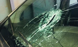 Một trong 4 ôtô bị Vinh đập vỡ kính. (Ảnh: T. N.)