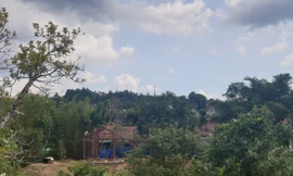 Công trình nhà trái phép đang được dựng trên đất lấn suối tự nhiên. Ảnh: Dân trí