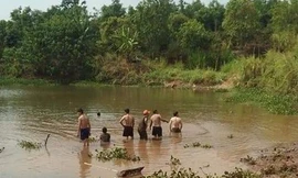 Người dân tìm kiếm các nạn nhân dưới lòng hồ. Ảnh B.N/NLĐ