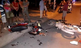 Vụ va chạm xe máy khiến 4 người nguy kịch ở Bình Dương.