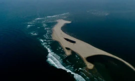 Đảo cát lạ mới xuất hiện ở Quảng Nam.