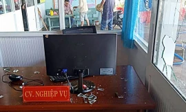 Văn phòng công chứng Trần Ngọc Du liên tục bị ném đá vỡ kính. Ảnh: Tuấn Kiệt/ZIng