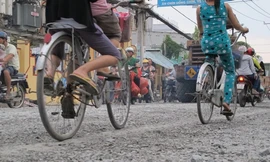 Rơi khỏi xe máy, bé gái bị xe tải cán chết