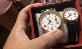 Lật tẩy chiêu trò 'gian thương' bán đồng hồ giả, giá hàng hiệu
