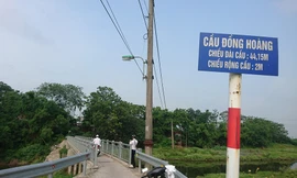 Người dân Thủ đô khốn khổ với cầu 'bé tin hin' rộng 1,5m