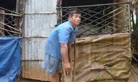 Lê Văn Tài bên căn chòi của mình