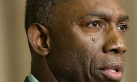 Tướng Mỹ "mất sao" vì dùng xe công đưa vợ đi chơi