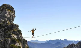 Thót tim cảnh người đi trên dây ở độ cao 1.800 mét