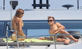 Gotze nằm thư giãn trên du huyền với bạn gái