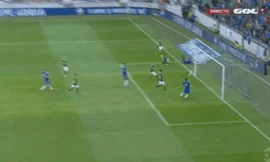 Pha đánh đầu vô duyên của Torres