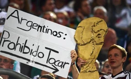 CĐV Đức ăn mừng bằng chiếc cúp làm bằng giấy