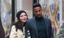 Sự nghiệp của Sinclair lụi tàn vì cô bồ ngực khủng