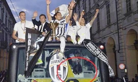 Pirlo gục mặt suốt hành trình của xe buýt.