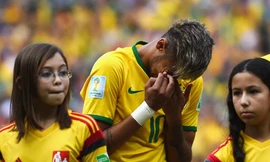 Neymar cúi mặt xuống khóc như trẻ con
