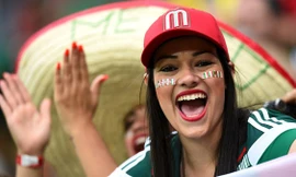 CĐV nữ luôn gây chú ý với ống kính phóng viên.