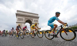 Các tay đua đi qua đại lộ Champs-Élysées 
